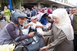 Khofifah bagikan sembako ke masyarakat sambut Ramadhan