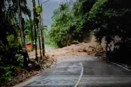 Jalan penghubung Lubuk Basung-Bukittinggi tertimbun tanah longsor