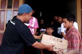 Wartawan Temanggung menyalurkan sembako ke panti asuhan