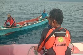 SAR selamatkan dua nelayan terombang-ambing di perairan Kei Kecil
