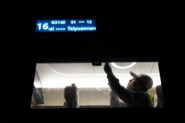 Kesibukan mekanik servis kereta yang bertugas selama arus mudik Imlek