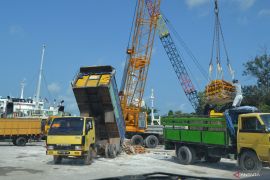 Aktivitas bongkar muat di pelabuhan Tanjungpandan lancar jelang Ramadhan