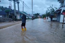 Jalan nasional terendam banjir di Agam, akses terputus