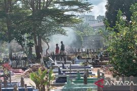 Peziarah ramai kunjungi TPU Setya Mulya Belitung jelang Ramadhan