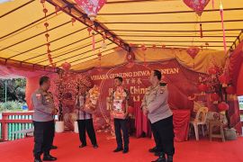 Polres Anambas bagikan bingkisan Imlek untuk pengurus vihara