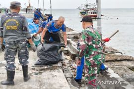 Polairud Pamekesan bersih-bersih pantai dukung Gerakan Indonesia ASRI
