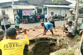 Warga Selong dan Sakra Timur bongkar paksa jalan provinsi di Batu Belek