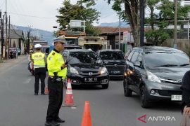 Polres Garut mengatasi kepadatan di jalur wisata jelang libur Imlek