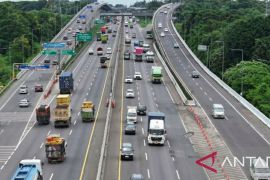 JTT catat lonjakan kendaraan di jalan Tol Japek pada musim libur Imlek