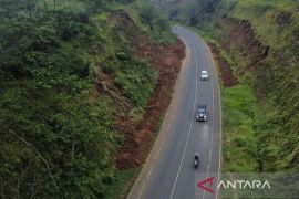 Diguyur hujan ekstrem, bahu Jalan Ciawi&ndash;Singaparna (Cisinga) tertimbun longsor 1,5 meter di Tasikmalaya