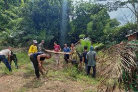 Satgas TMMD ke-127 Basel bersihkan badan jalan