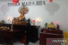 Brimob sterilisasi vihara di Kendari jelang ibadah Imlek