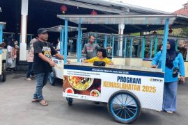 Puluhan UMKM Jepara menerima bantuan gerobak untuk peningkatan ekonomi