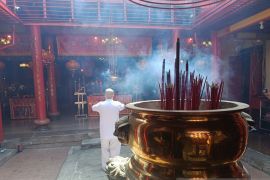 Umat Tridarma Manado sembayang "Ti Sik" sambut Imlek 2577