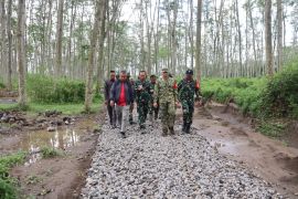 TNI perbaiki jalan di Desa Gadungan Puncu permudah akses warga