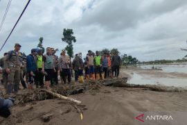 Tim gabungan dan warga gotong royong atasi tanggul Sungai Tuntang Demak yang jebol