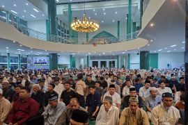 Ratusan umat Muslim di Semarang Shalat Tarawih perdana di Unimus