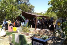 Tradisi ziarah kubur jelang Ramadan beri dampak positif penjual bunga