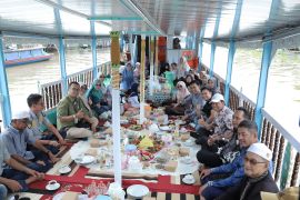 Kelotok wisata BUMDESMA Daha Utara suguhkan sensasi susur sungai