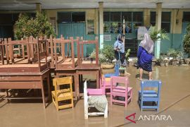 Tanggul sungai jebol, 831 jiwa terdampak! guru di MIN 4 Ciamis berjuang bersihkan lumpur pascabanjir