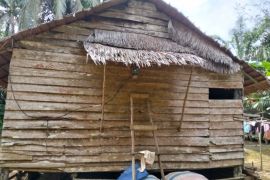 Babinsa dan warga gotong royong bangun rumah warga yang tak layak huni