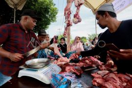 Sebanyak 30 ton daging meugang pasar murah Pemko Banda Aceh diserbu warga