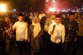 Semaarak pawai obor sambut Ramadhan dan pesta kembang api rayakan malam imlek di Pontianak