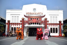 KAI Daop 6 menggelar atraksi Barongsai di Stasiun Yogyakarta meriahkan Imlek