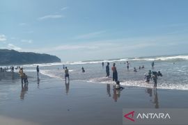 SAR Parangtritis mengingatkan wisatawan tak bermain air ke tengah pantai