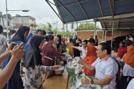 Kader PKS Tabalong berbagi ikan gratis ke masyarakat