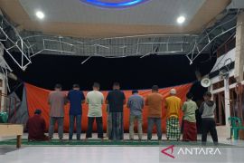 Korban bencana banjir bandang di Tapsel laksanakan tarawih perdana