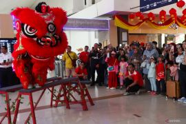 Atraksi barongsai di Stasiun Surabaya Gubeng