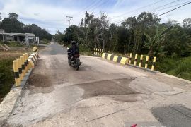 Kualitas pembangunan jembatan di Parsel dengan pagu Rp500 juta dipertanyakan warga