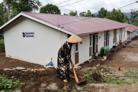 Penghuni bersihkan pekarangan huntara menjelang Ramadhan 1447 Hijriah