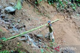 TNGGP tutup jalur menuju Curug Cibeureum karena longsor