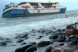 Kapal rute Halsel - Ternate karam di perairan Pulau Makian Malut