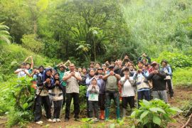 KKN MMK Posko 3 UIN Walisongo gelar aksi ekologi, tanam ratusan bibit di Curug Sedandang Gunung Setlerep