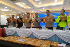 Polisi Tangsel ungkap minibus bermuatan 40 kg ganja dari Medan