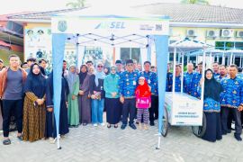 Bupati HSU serahkan bantuan tenda dan gerobak untuk UMKM