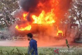 Truk tangki terbakar di KM 185 Tol Cipali