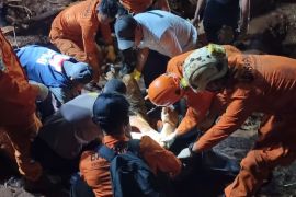 Tim SAR gabungan evakuasi jenazah dari tambang emas ilegal di Batu Putih Jayapura