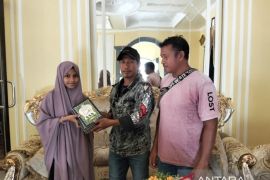 Anggota DPRD Gorontalo Utara bagikan buku Iqro sambut ramadhan
