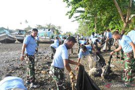 Libatkan masyarakat, Lanud Pattimura aksi bersih pantai Laha wujudkan program ASRI