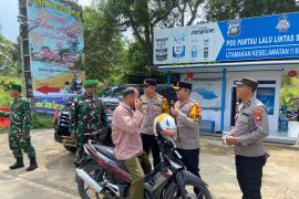 Polres Bengkayang bagikan masker ke warga pesisir antispasi kabut asap