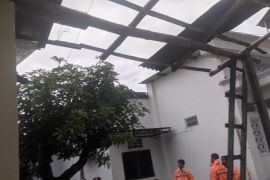 Belasan rumah di Tulungagung rusak diterjang puting beliung
