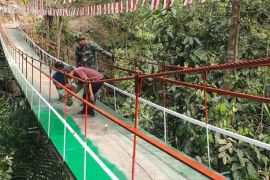 TNI rampungkan jembatan di Labuhanbatu Utara penghubung antardesa