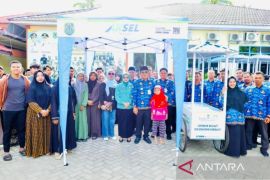 Bupati HSU serahkan bantuan tenda-gerobak CSR Bank Kalsel untuk pedagang