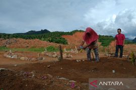 Jelang Ramadhan, keluarga berziarah di makam korban longsor di Tapsel