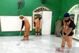 Sambut Ramadhan, PPSU Lubang Buaya bersihkan masjid dan mushalla