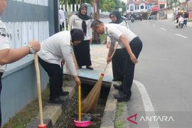 Semangat Sambut Ramadhan, Lapas Pekanbaru Wujudkan Lingkungan Bersih Lewat Kerja Bakti Bersama